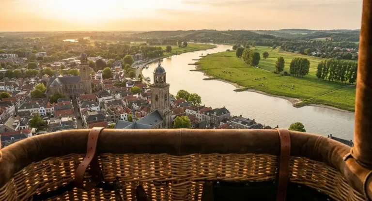 Uitzicht vanuit een luchtballon op Deventer met middeleeuwse kerken, rode daken en de slingerende IJssel rivier in het